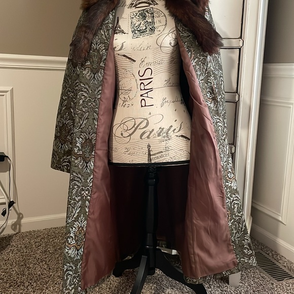 Newport News Faux Fur Vintage Brocade Long Coat Size 6 - Picture 13 of 15